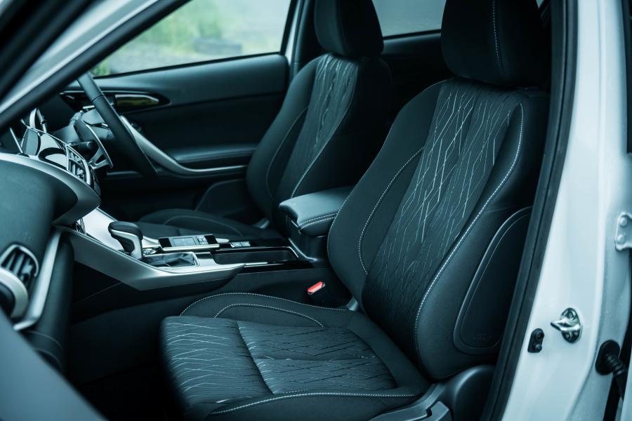 Интерьер Mitsubishi Eclipse Cross Black Edition 2018 года  (JP) (фото 30 из 31)